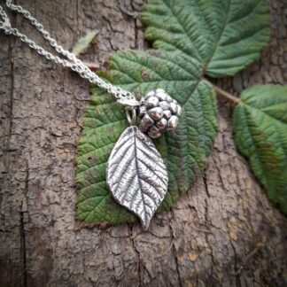 small-bramble-leaf-black-berry-necklace-natural-background-1