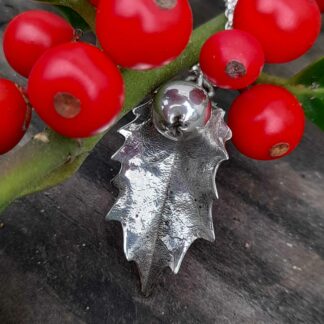 Holly-leaf-berry-necklace-natural-background-1