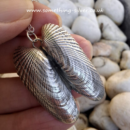 Double-Angel-Wing-Pendant-in-hand